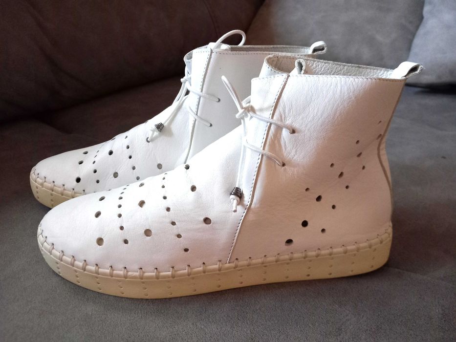 Български кожени ботички с перфорации и връзки – № 39 (чисто нови)