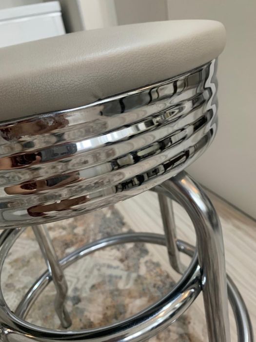 Продаются два барных винтовых стула