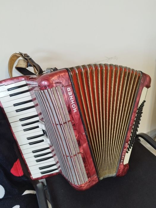 Vand sau schimb  acordeon hohner harieta de 72 de basi