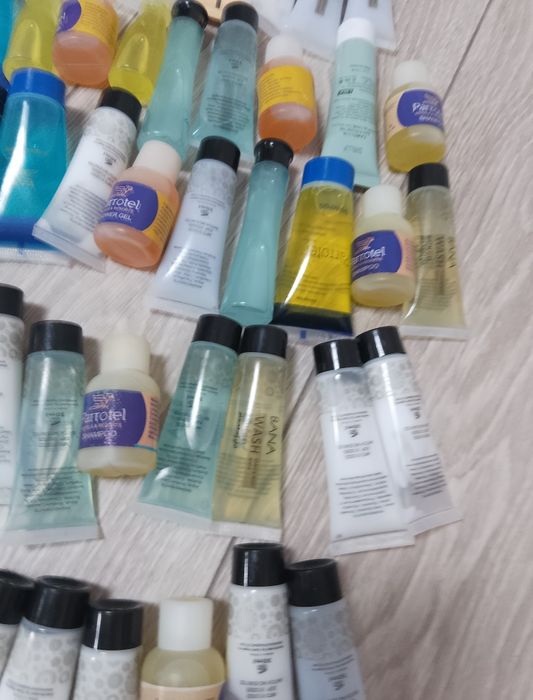 Шампунь и гель для душа.