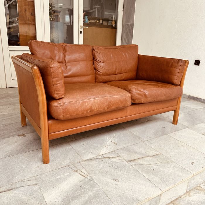 Двуместен  датски диван естествена кожа с масивна дървена конструкция