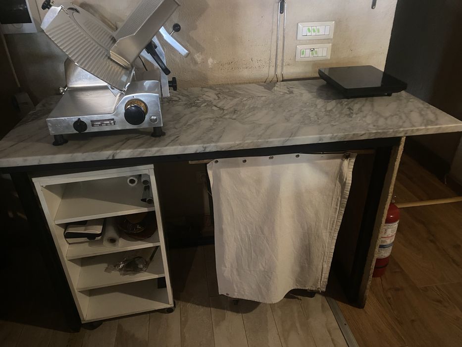 masa si bench de lucru pentru pizzeria in marmura de carrara