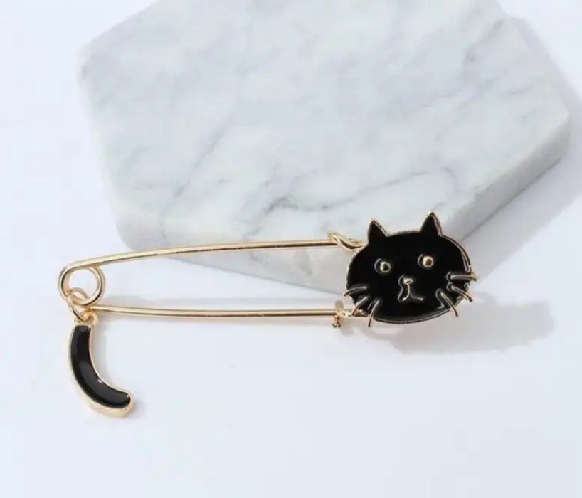 Брошь-булавка темный котик с хвостиком