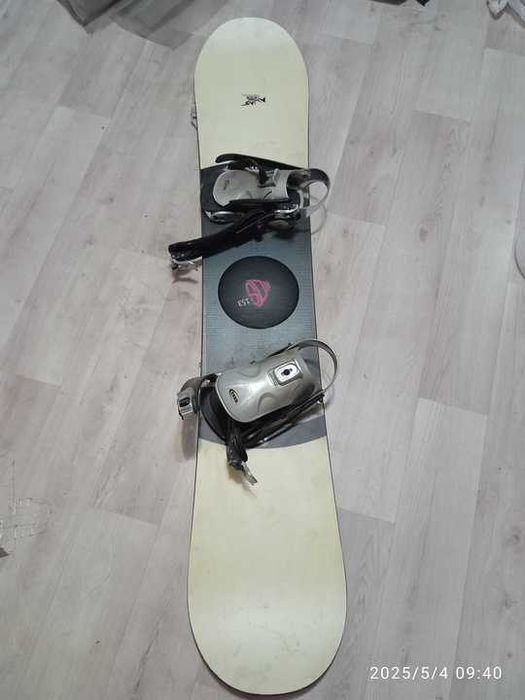 Сноуборд в хорошем состояний
