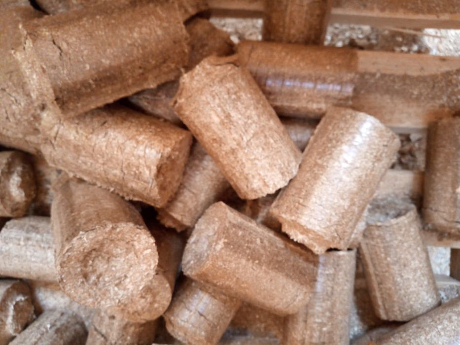 Disponibile pentru dvs, cuburi de lemn masiv de stejar, deșeuri pentru foc , rumeguș de stejar și brichete de rumeguș! calitate superioara!