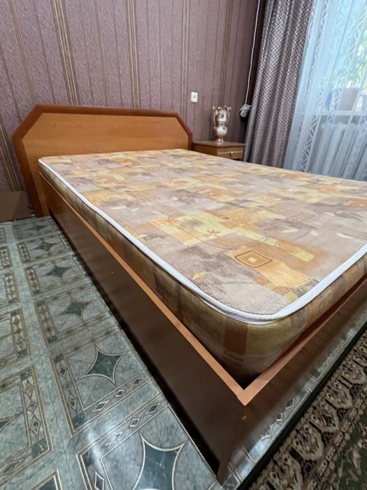 Кровать двухспальная с матрасом