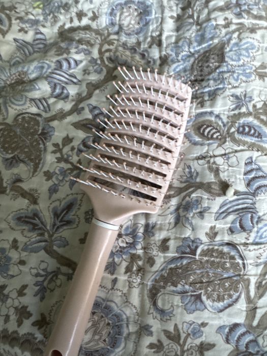 Трендовая расческа для волос розового цвета
