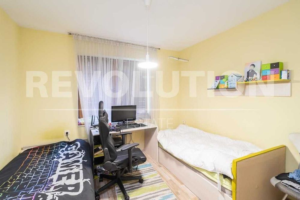 Луксозен тристаен апартамент в района на Конфуто/ Паркомясто в цената!