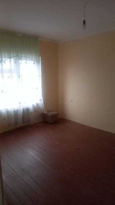 Ижорага берилади 
2 хона 1 кават 
Ор: 7  микр  
Нархи: 200 $  кв  
Тел