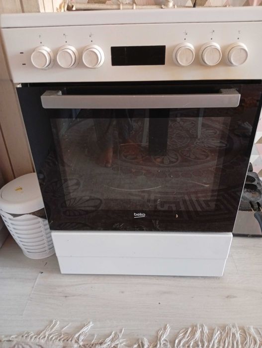 Продавам готварска печка beko фурната не работи само котлоните с термичен плот