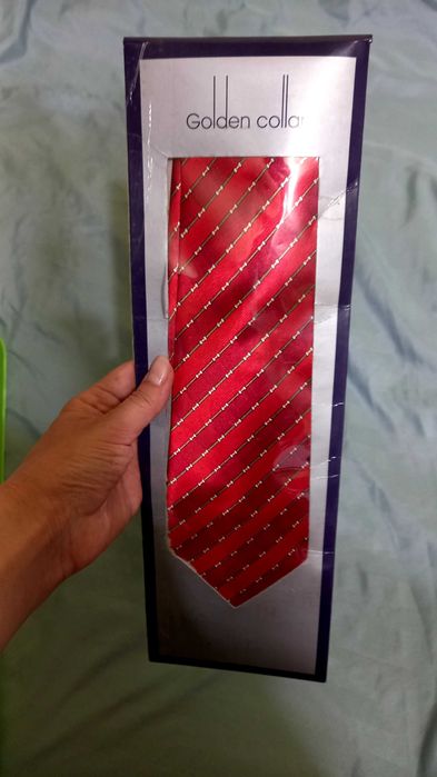 Cravata NOUA, rosie cu model ,adusa din UK
