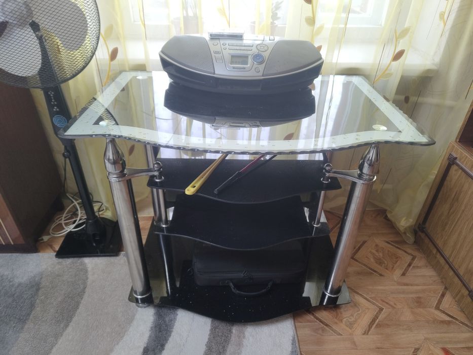 Продам стеклянный столик под телевизор