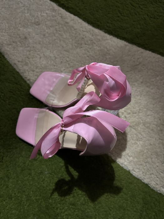 Vand pantofi nepurtati!