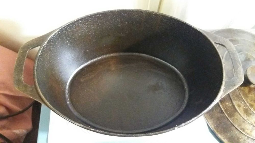 Продавам чугунена тенджера