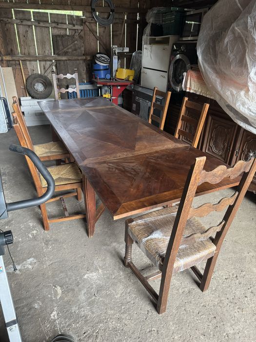 Masă extensibila lemn masiv cu 6 scaune.