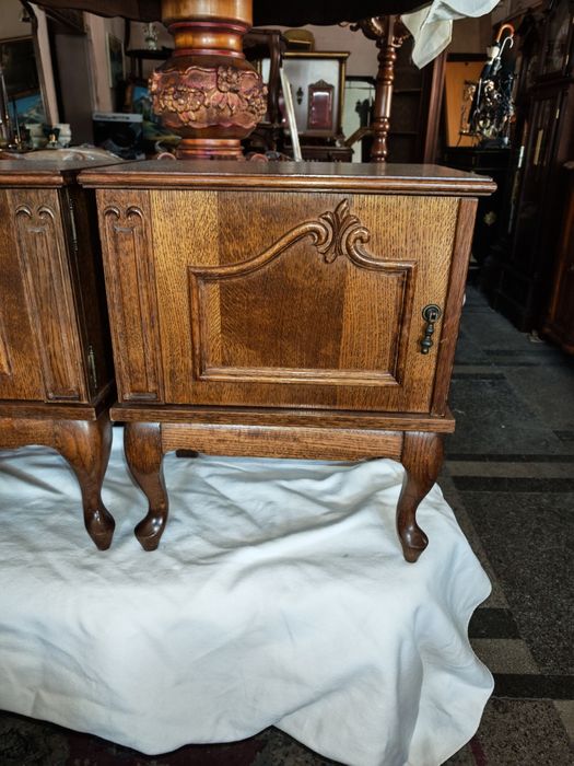 Дървени нощни шкафчета