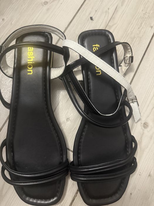 Босоножки низкий каблук