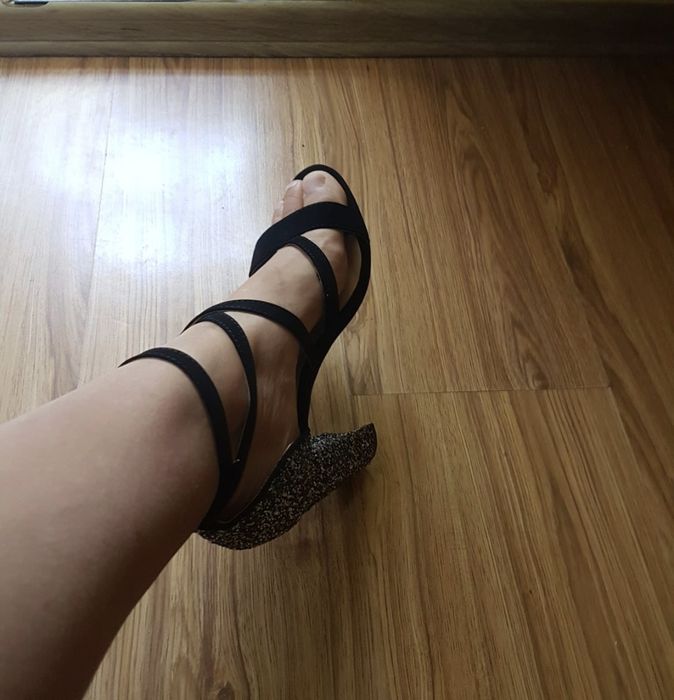 Vând sandale elegante