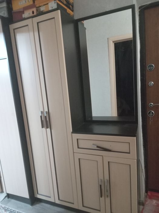 Бежевый шкаф ...