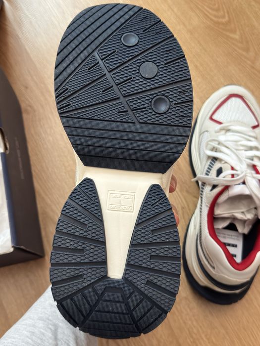 Продавам чисто нови и оригинални обувки на Tommy Jeans