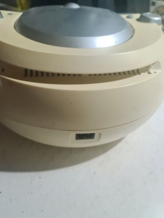 Vând 2 radio unu este cu caseta și tidi cel negru este doar radio