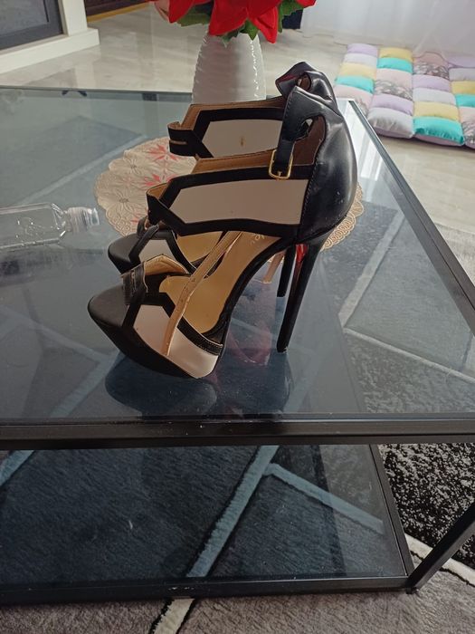 Pantofi cu toc înalt
