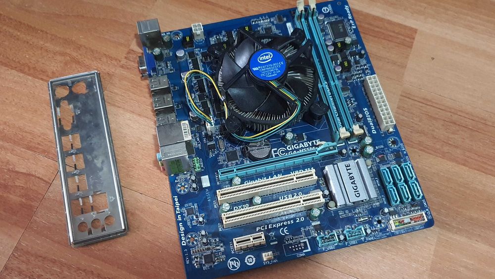 Placa de baza Gigabyte GA-H55M-S2 + procesor Intel i3-540 + 4 GB RAM DDR3
