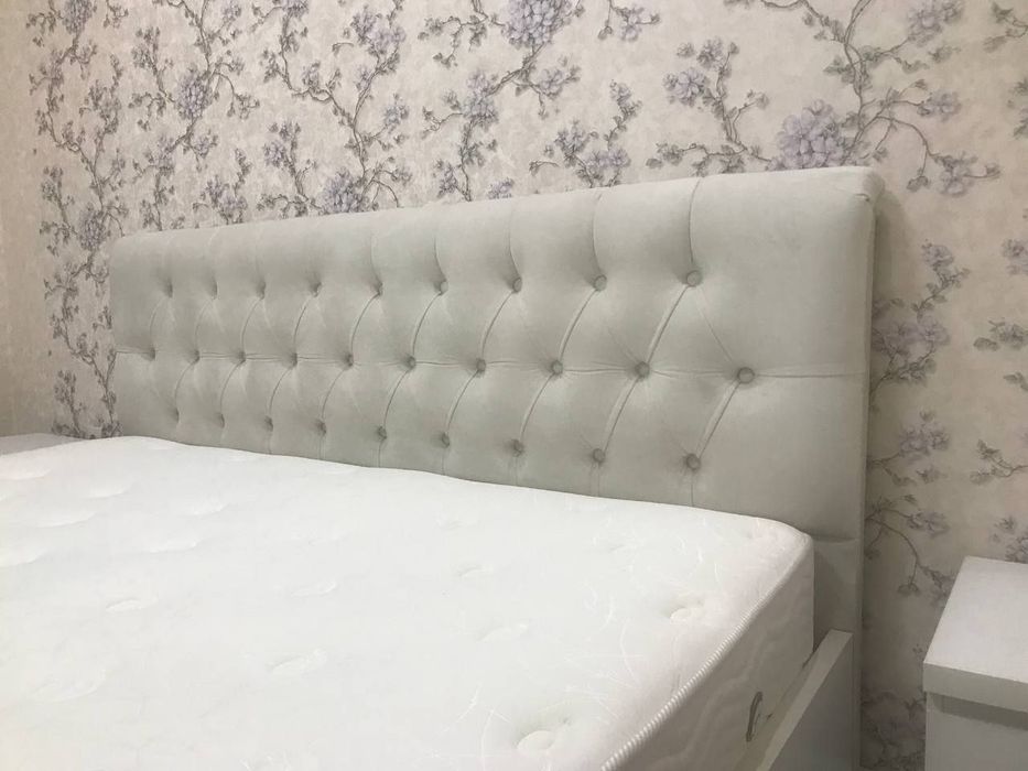 Двухспальная кровать с 2мя тумбочками