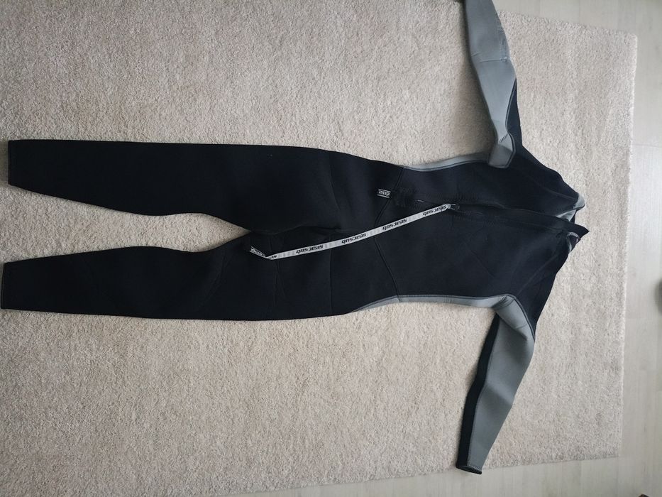 Vând costum scufundări nautice Seac Sub, mărimea M,3mm,nou.
