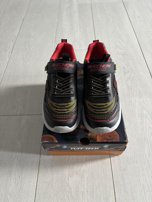 Adidasi Skechers impermeabili, marimea 35