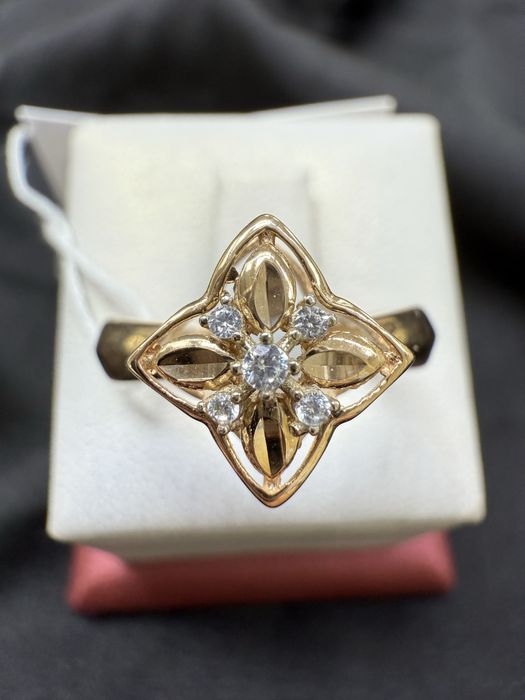 Золотое кольцо с фианитами