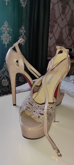 Высокие каблуки бежевые открытые