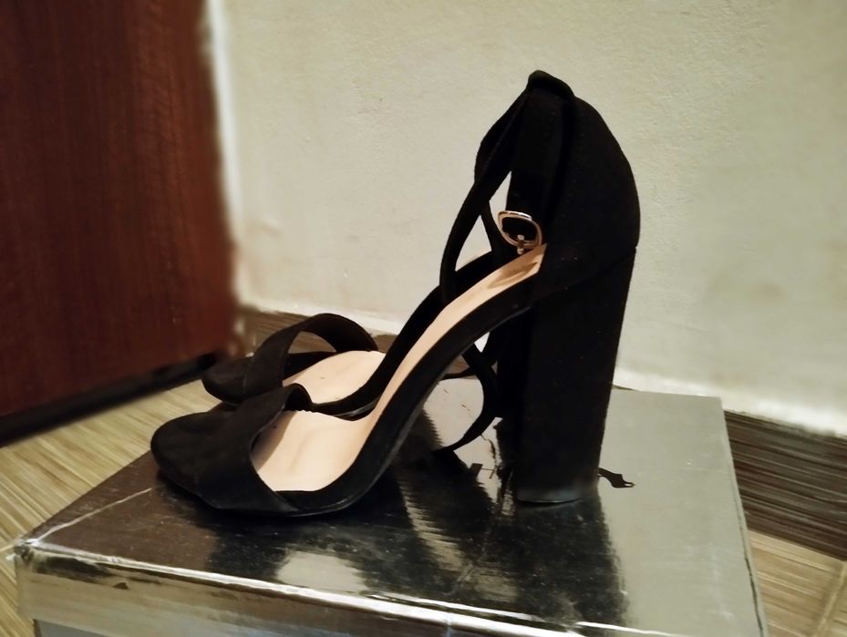 Сандал с дебел висок ток