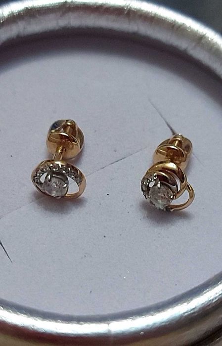 Продам золотые серьги.