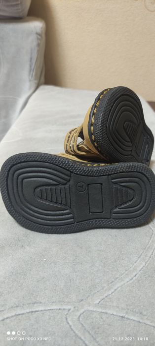 Детские ботинки.