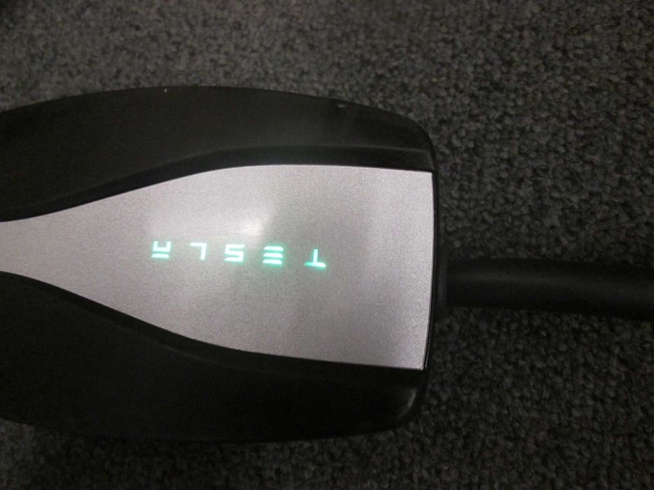 Частично работещо оригинално мобилно зарядно на Tesla  Gen2- 220V с накрайник за 10А от UK