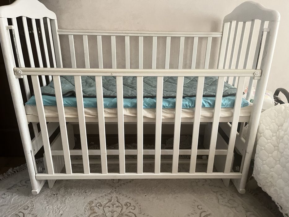 Детская кровать с подушками