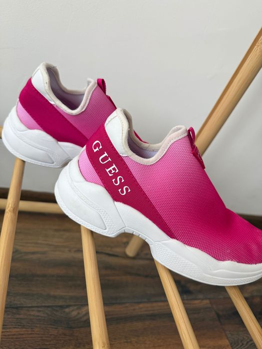Оригинални розови маратонки Guess