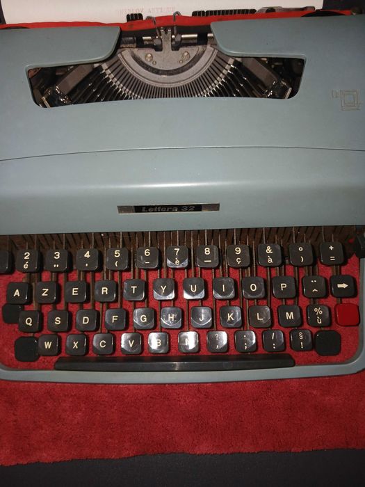 Италианска пишеща машина Olivetti Lettera 32