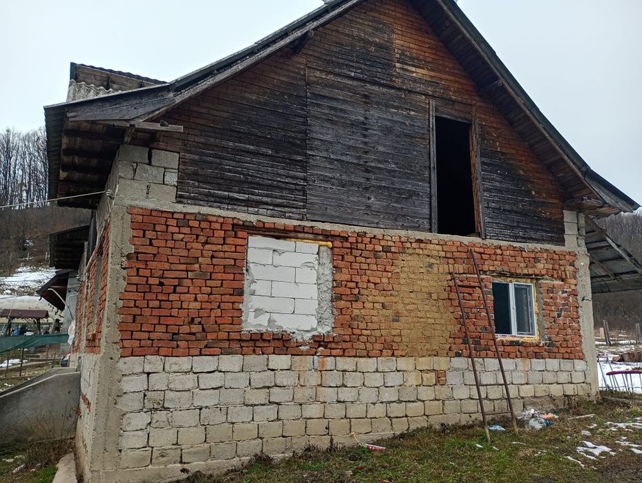 Vând casă  cu fânar plus livada