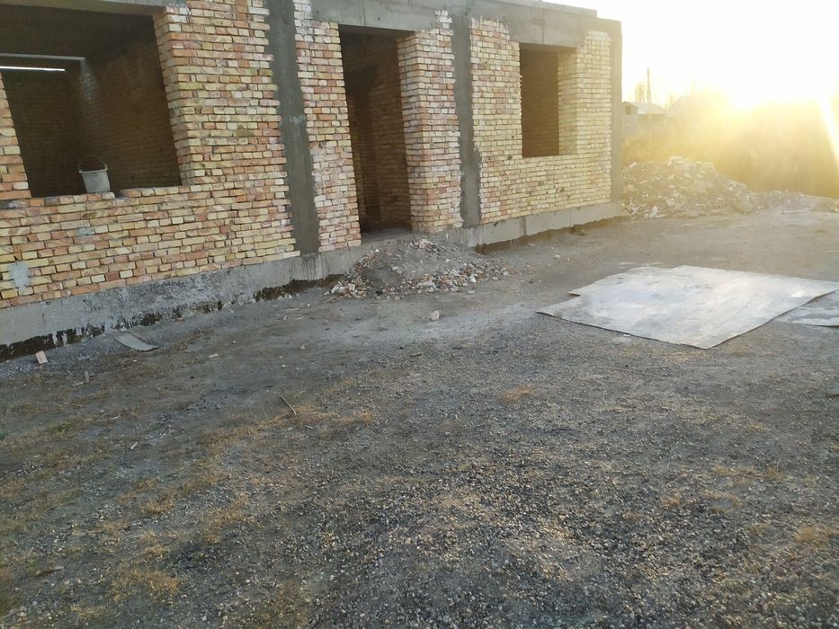 Ховли сотилади (курилиши тугалланмаган).