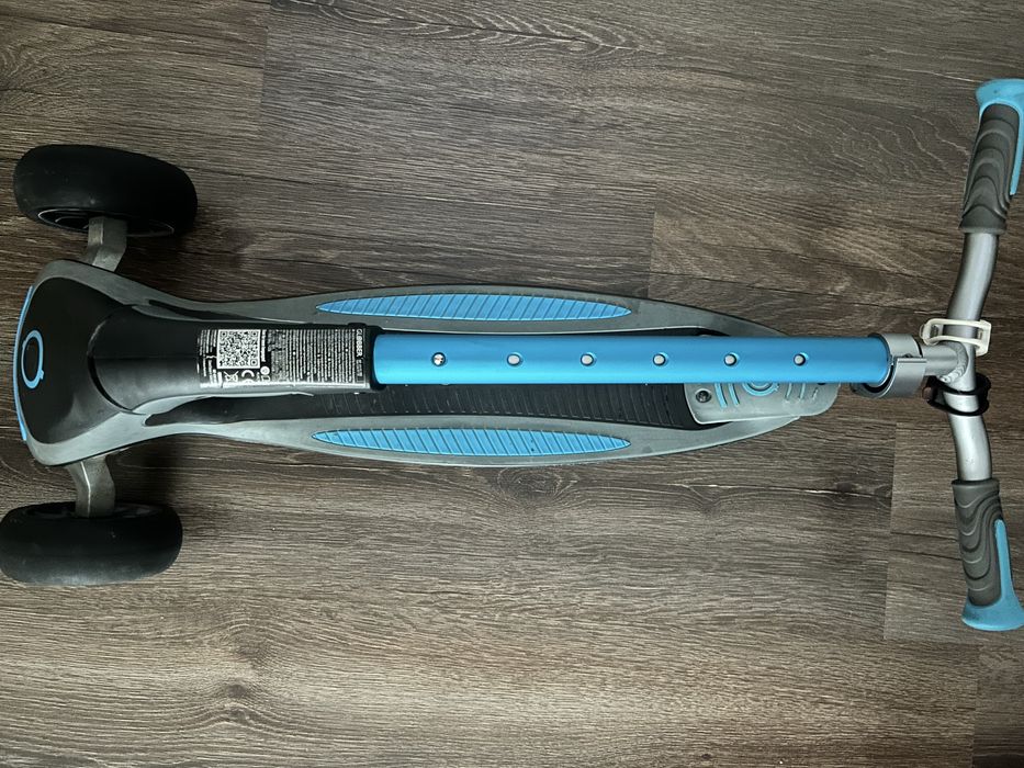 Trotineta albastra GLOBBER