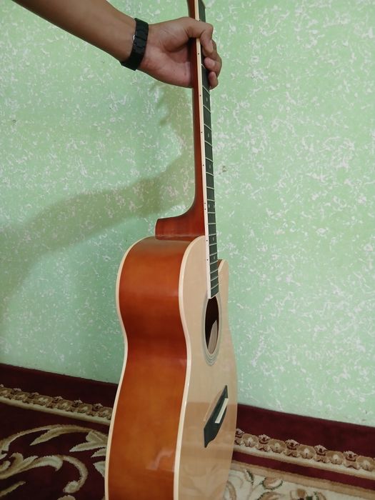 Gitara sotilad narxi600.000ming so‘m.