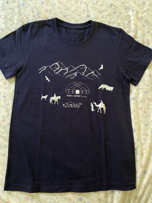 Темно-синяя футболка