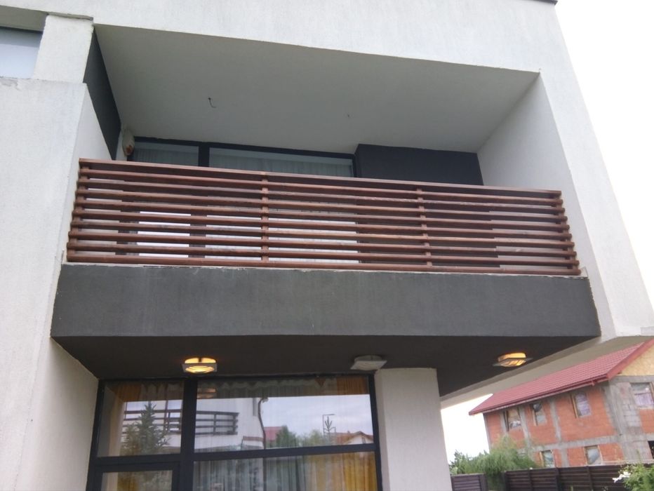 Balustrade de exterior din lemn masiv.