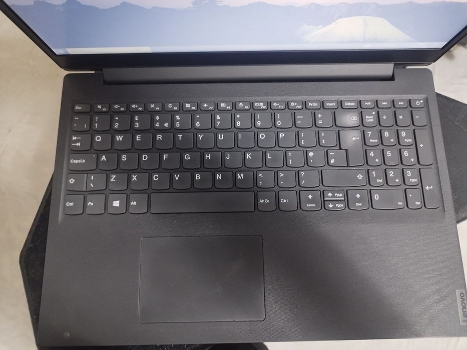 Lenovo noutbuk sotiladi