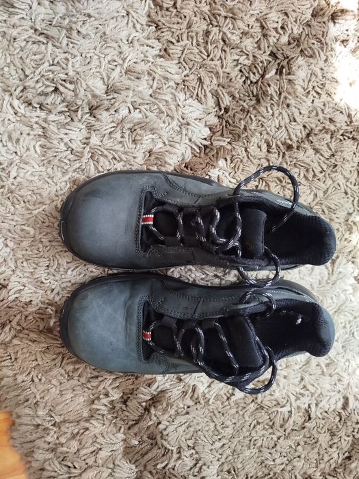 Vând pantofi- bocanci protectie