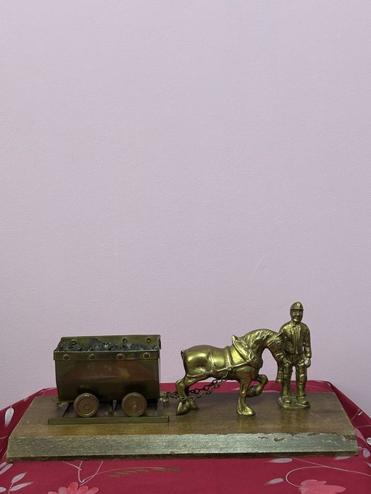 Figurină vintage din alamă – miner, cal și vagonet de mină