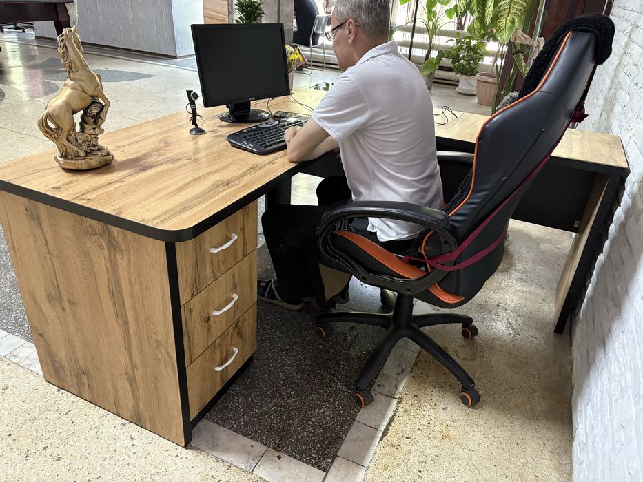 Компьютерный стол , офисный стол