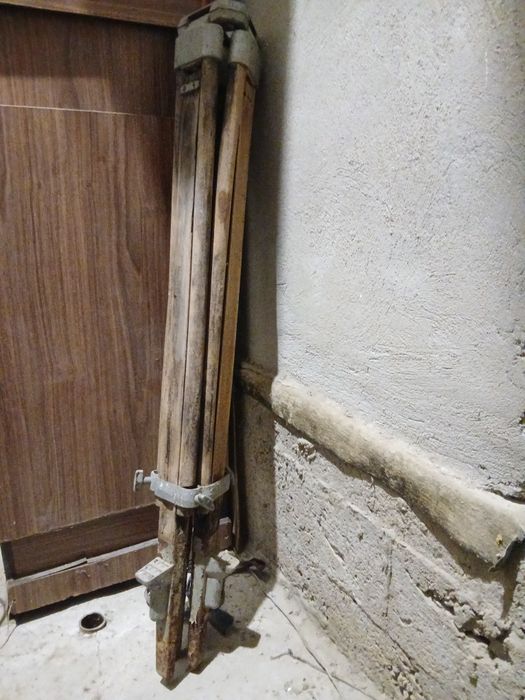 Продам штатив от нивелира